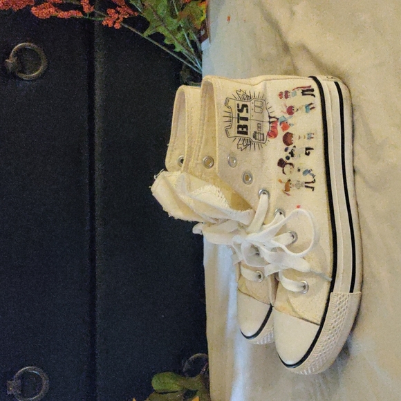 Discontinued Size 6 BTS converse type sneaker - Picture 3 of 4